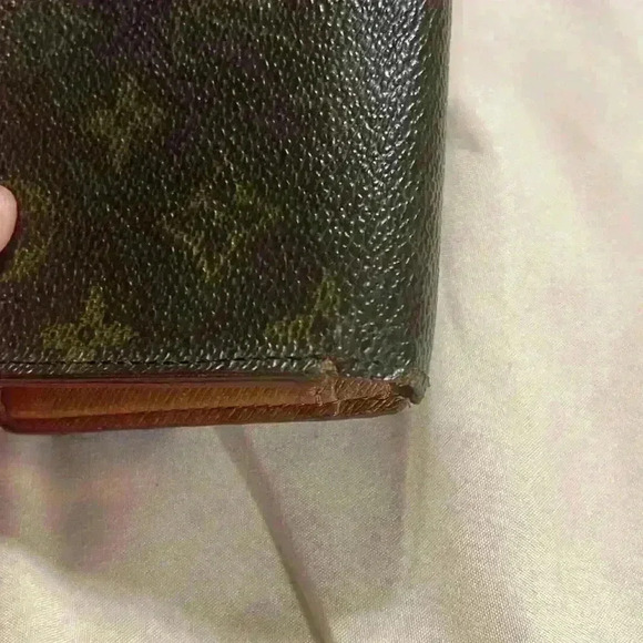 Louis Vuitton Kiss Lock Wallet - Picture 14 of 15